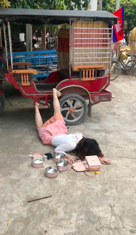 ស្ទាយ៍ជំពប់ជើងដួល ពេលត្រលប់មកពីវត្តវិញ